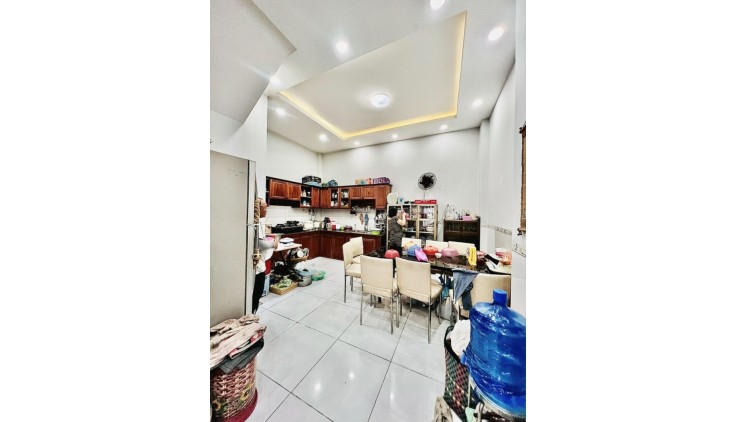 Giảm Sốc 2 Tỷ Chỉ Hơn 4 Tỷ Bán Nhà 3 Tầng 5.5x10.5m Gần Vincom Lê Văn Việt Vào Ở Ngay